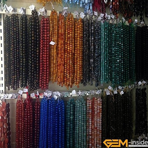 piedras preciosas de jade en el interior de la gema