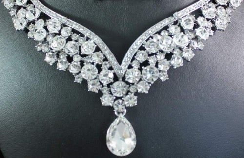 Elegante babero de cristal austriaco con diamantes