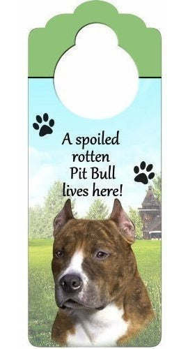 letrero de madera atigrado Un pit bull podrido echado a pe