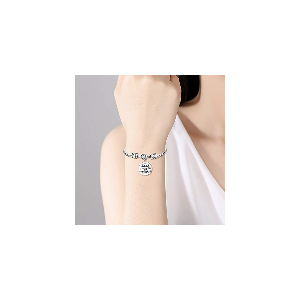 Pulseras y tobilleras con la frase “Love between”