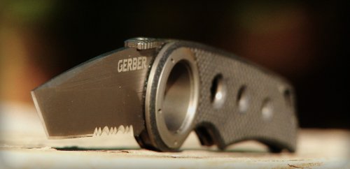 Cuchillo táctico filo dentado