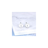 Aretes de perlas de agua dulce simuladas en pendientes