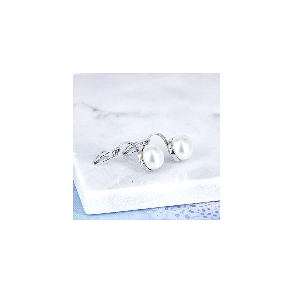 Aretes de perlas de agua dulce simuladas en pendientes
