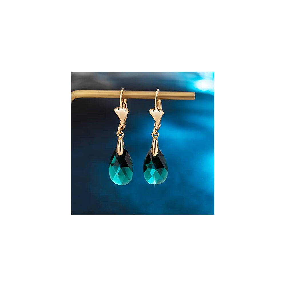 Aretes con dijes chapados en oro con forma de lágrima