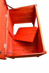 Casa de perro de madera clásica al aire libre