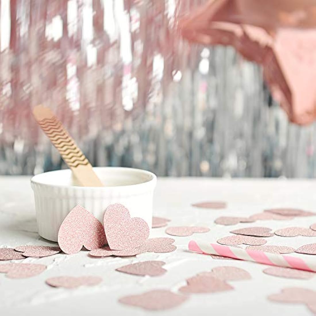 Confeti de papel con purpurina en forma de corazón