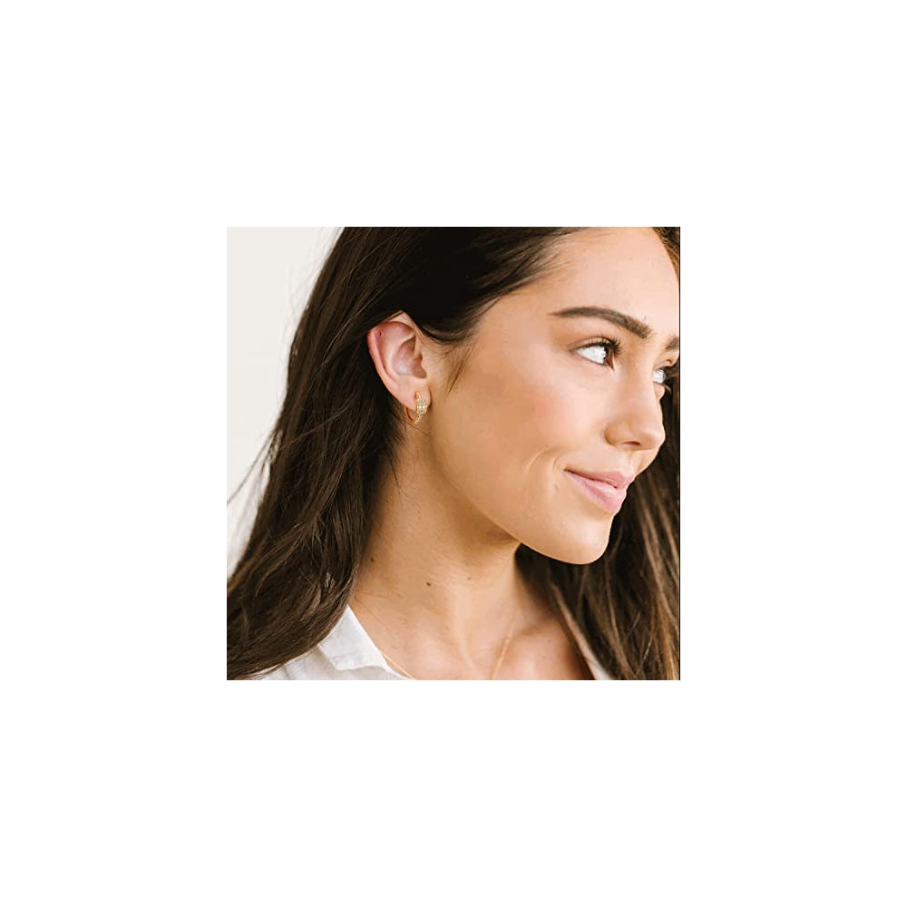 Aretes pequeños livianos y simples en forma de argolla