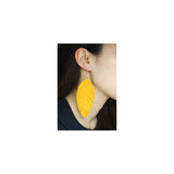 Aretes colgantes grandes de piel suave con flecos livianos