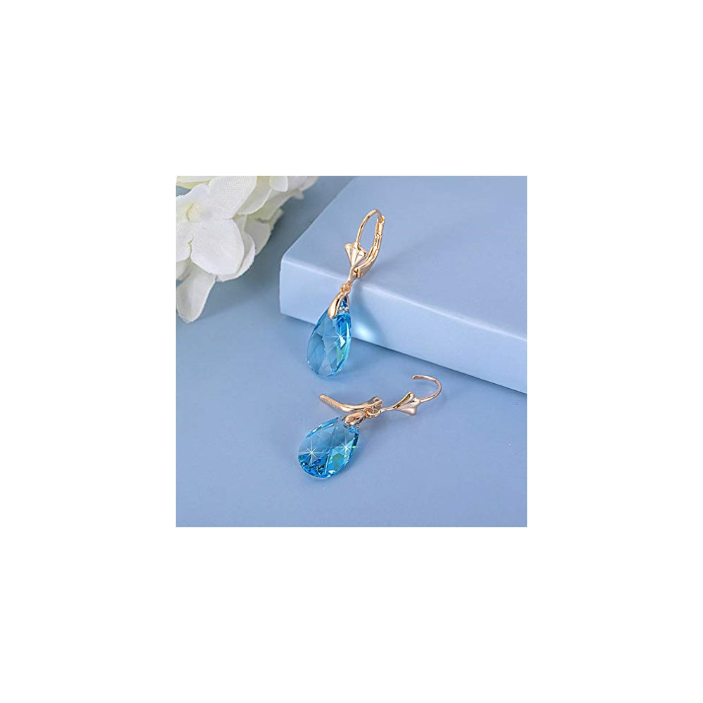 Aretes chapados en oro con dijes con forma de lágrima