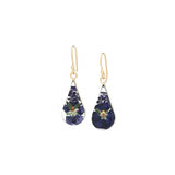 Aretes de plata en forma de lágrima con flores prensadas