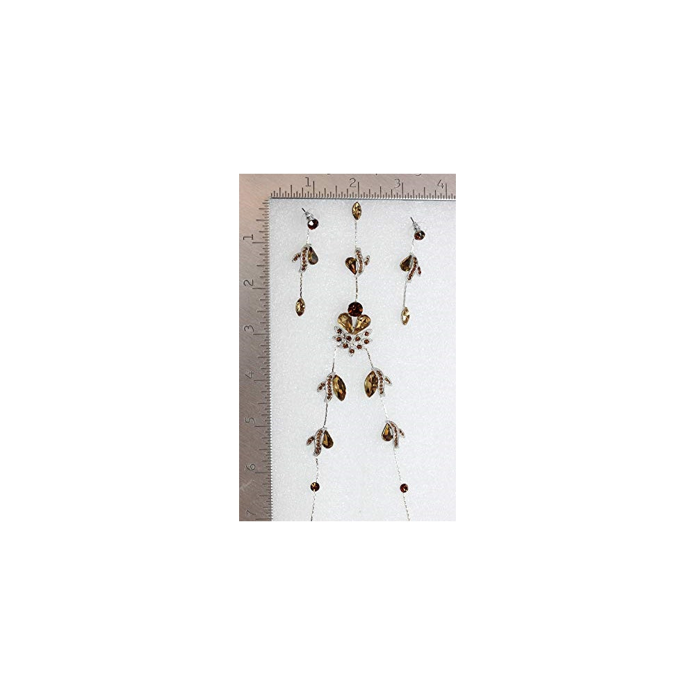 Aretes y de collar con diseño de flores y cristales