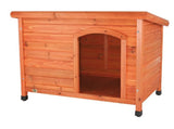 Casa de perro de madera clásica al aire libre