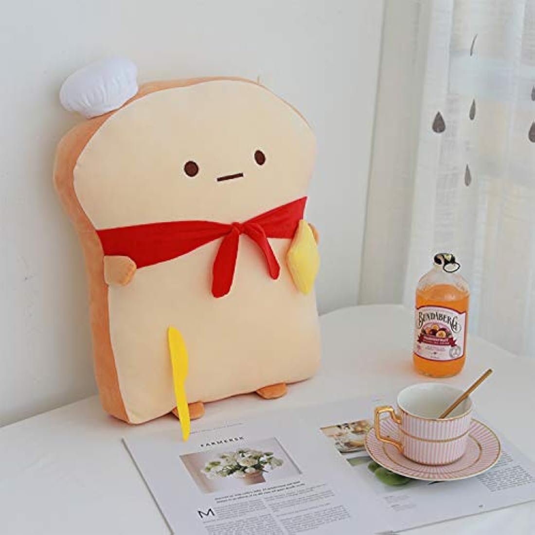 Peluche de pan con bufanda roja