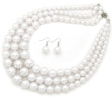 Set de aretes y collar de tres hebras con múltiples hebras