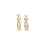 Aretes largos de perlas con diseño de letra de mamá