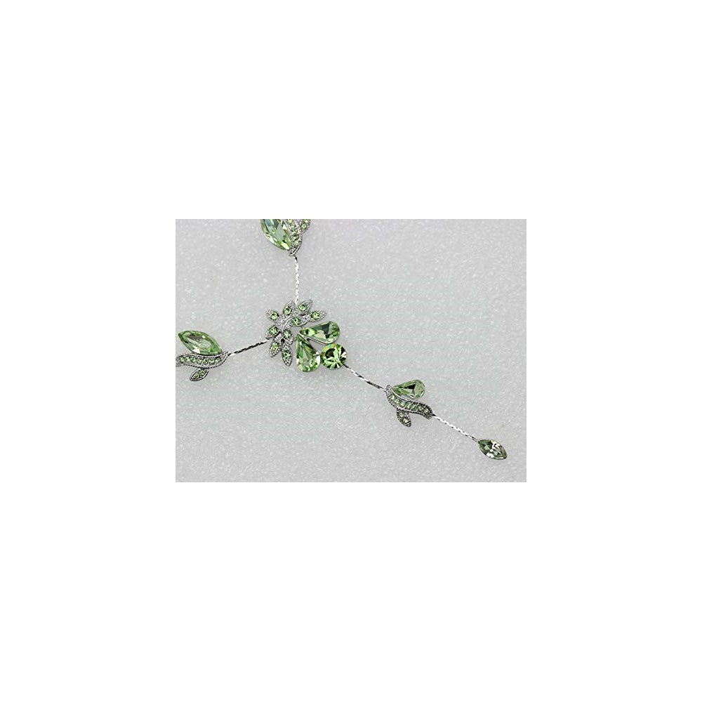 Aretes y collar con diseño de flores y cristales de estrás