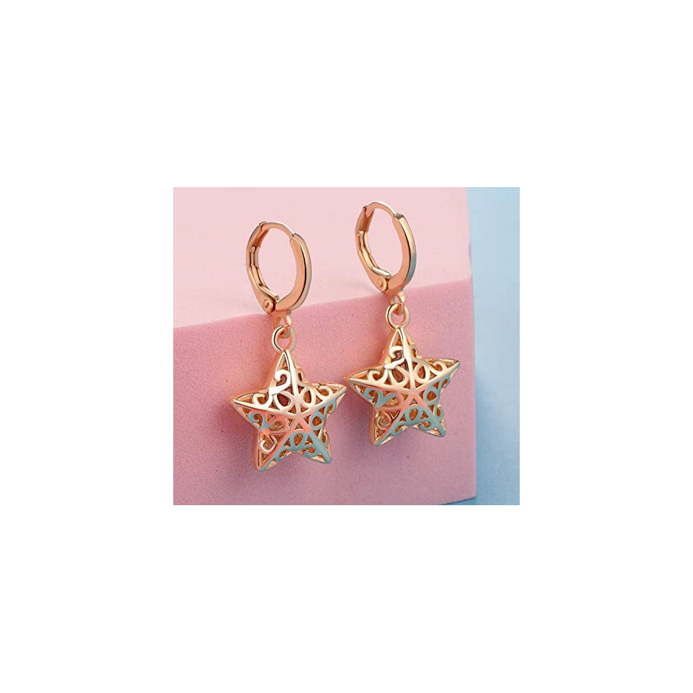 Aretes colgantes pequeños dorados con dije para mujeres