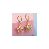 Aretes colgantes pequeños dorados con dije para mujeres
