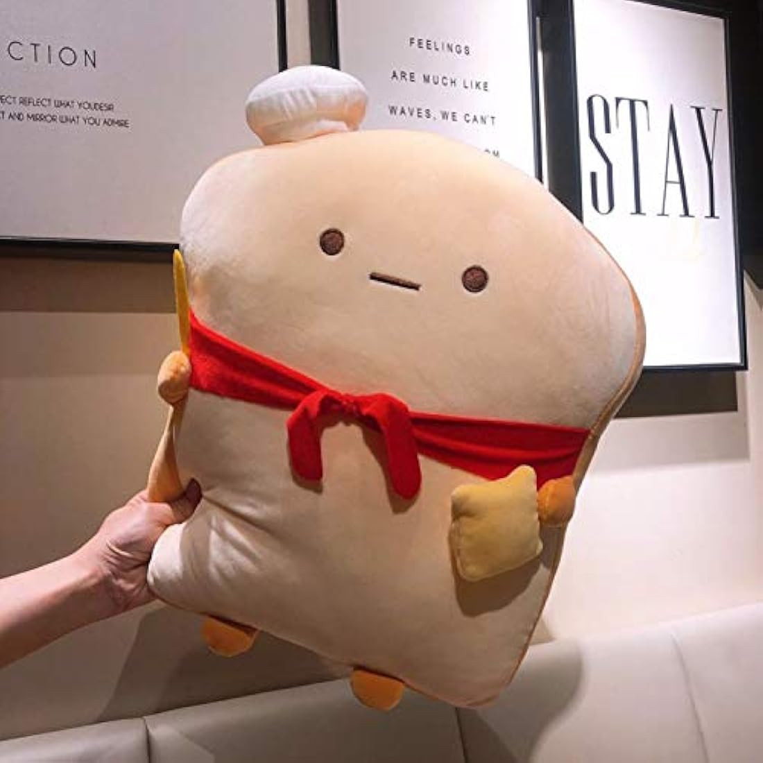 Peluche de pan con bufanda roja