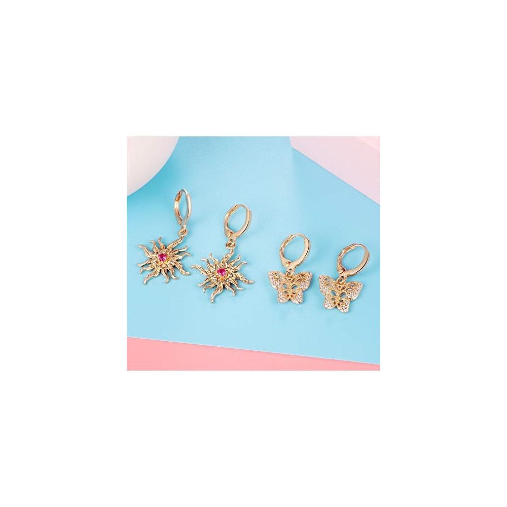 Aretes colgantes pequeños dorados con dije para mujeres