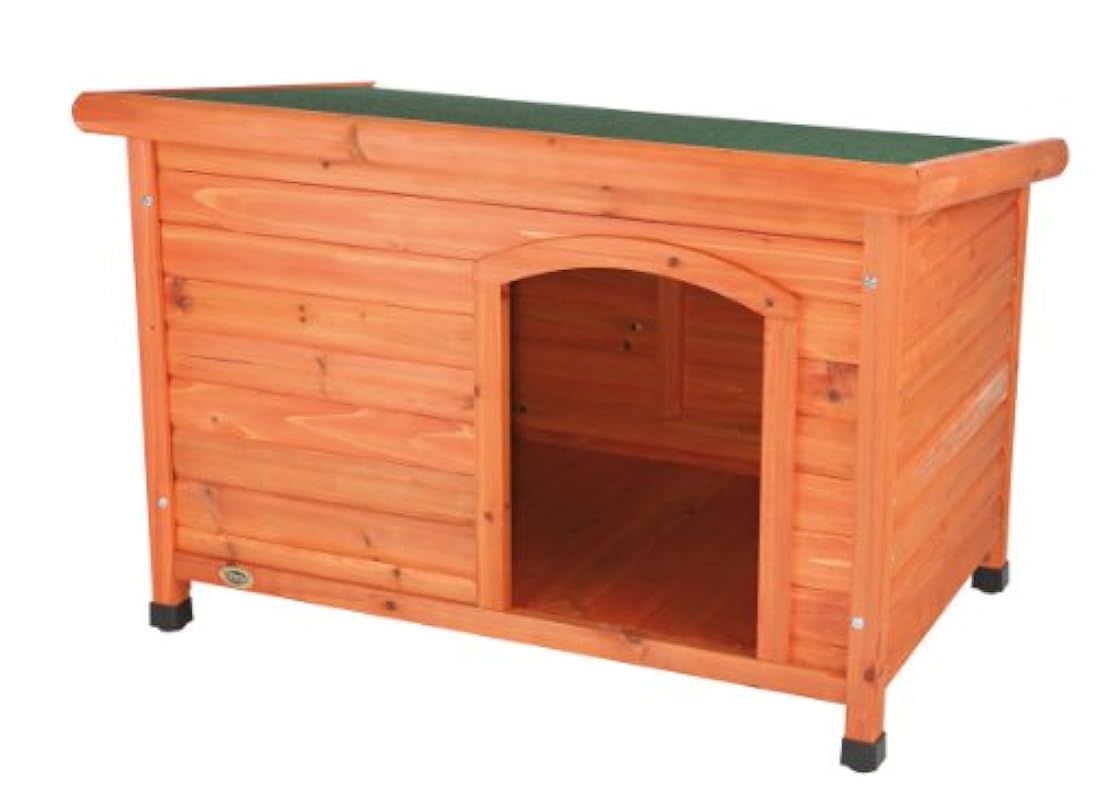 Casa de perro de madera clásica al aire libre