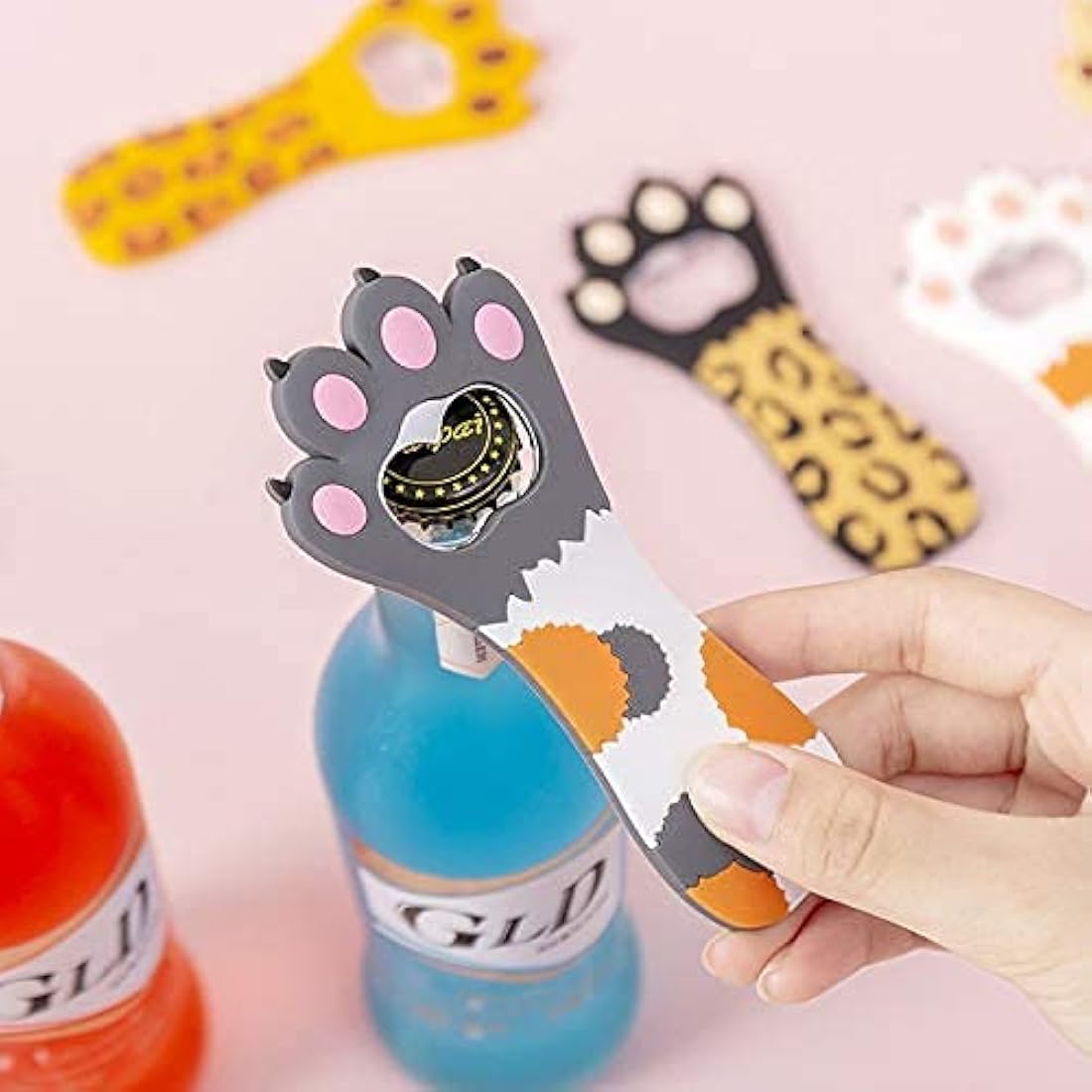 Bonito imán abrebotellas con forma de pata de gato