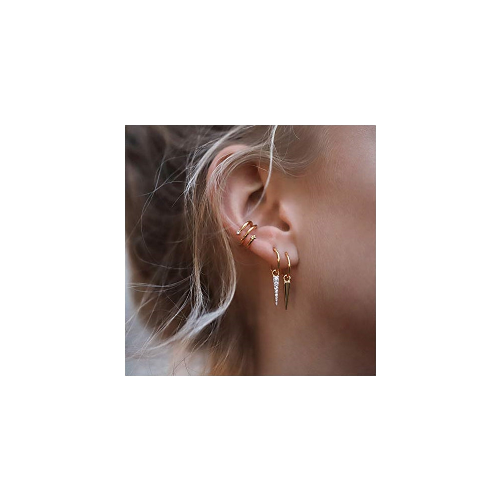 Aretes brillantes de oro con diseño de hélice
