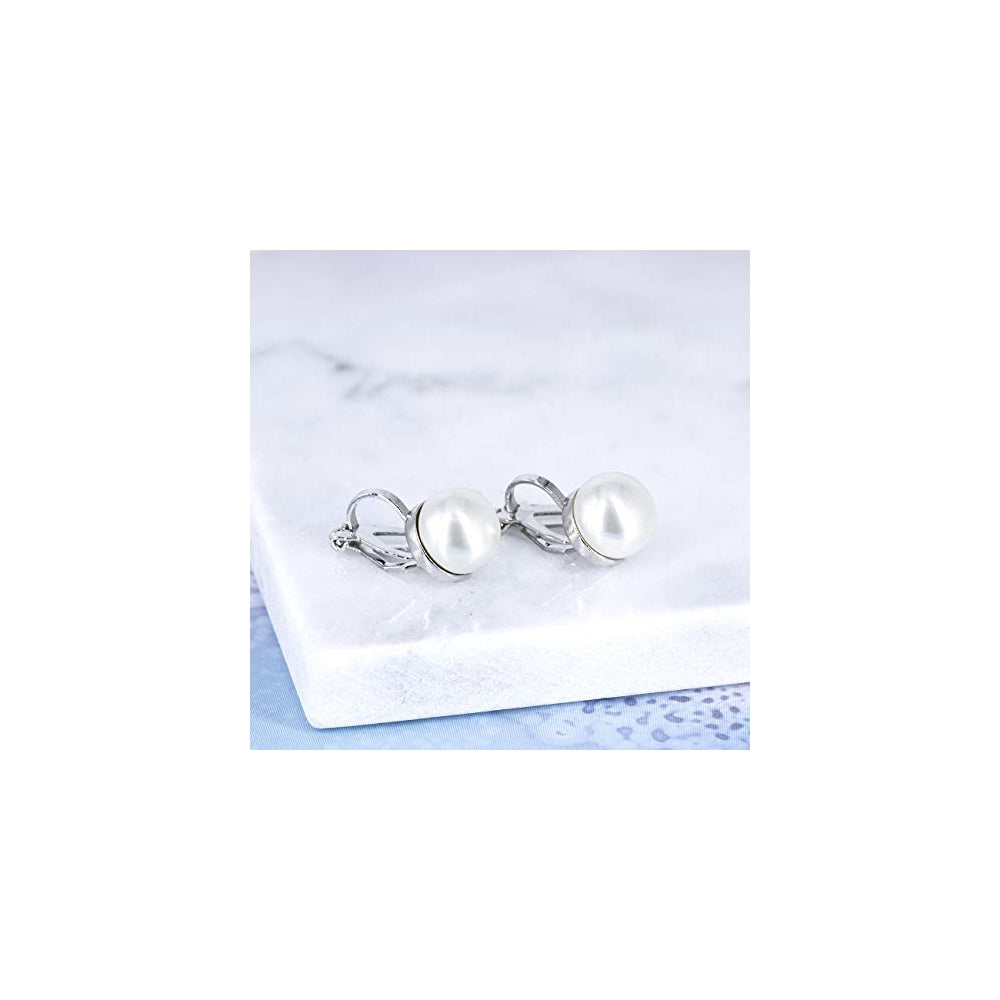 Aretes de perlas de agua dulce simuladas en pendientes