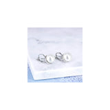 Aretes de perlas de agua dulce simuladas en pendientes