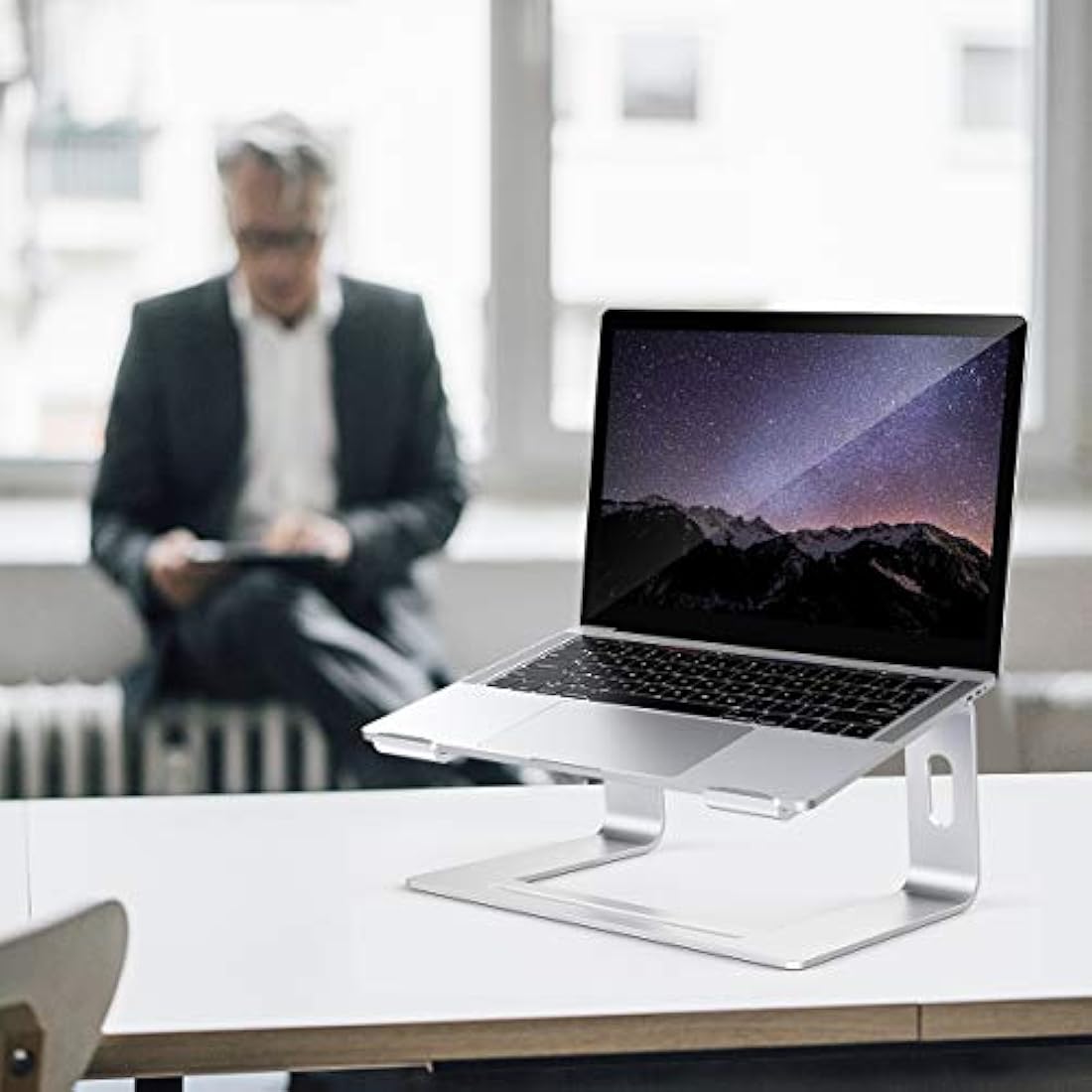 Soporte para ordenador portátil para escritorio