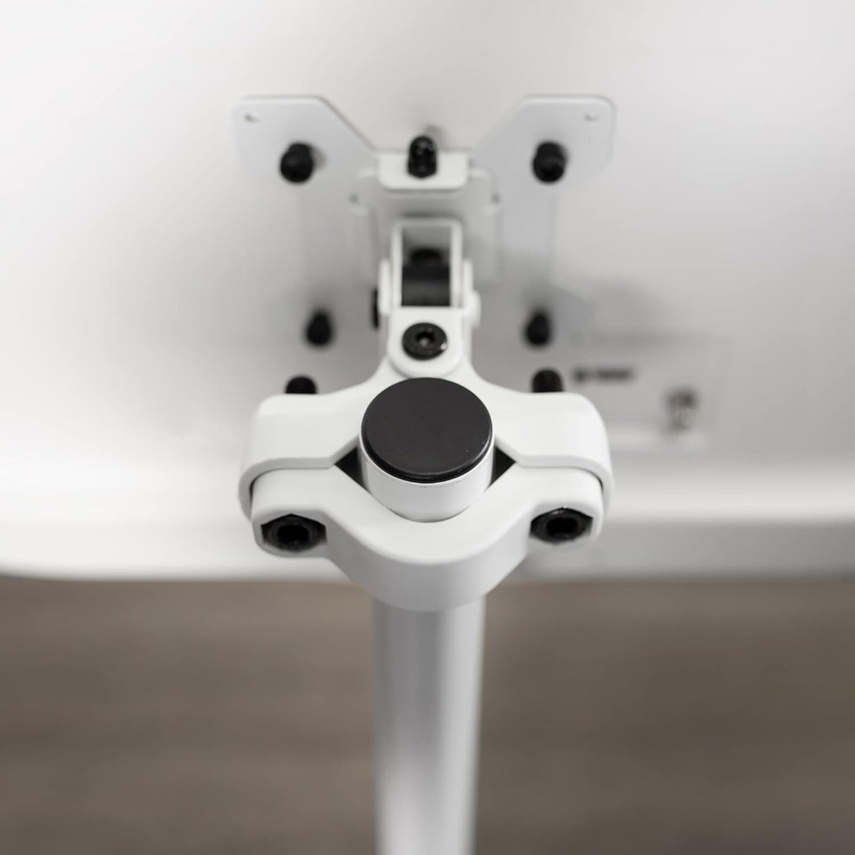 Soporte Universal VIVO para Pantallas de hasta 30, MOUNT-POLE01W