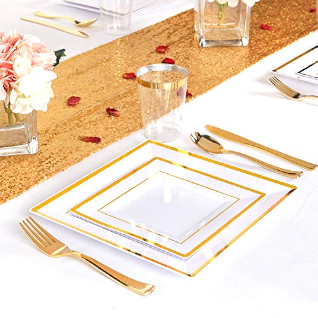 Platos de plástico dorados con cubiertos de plástico