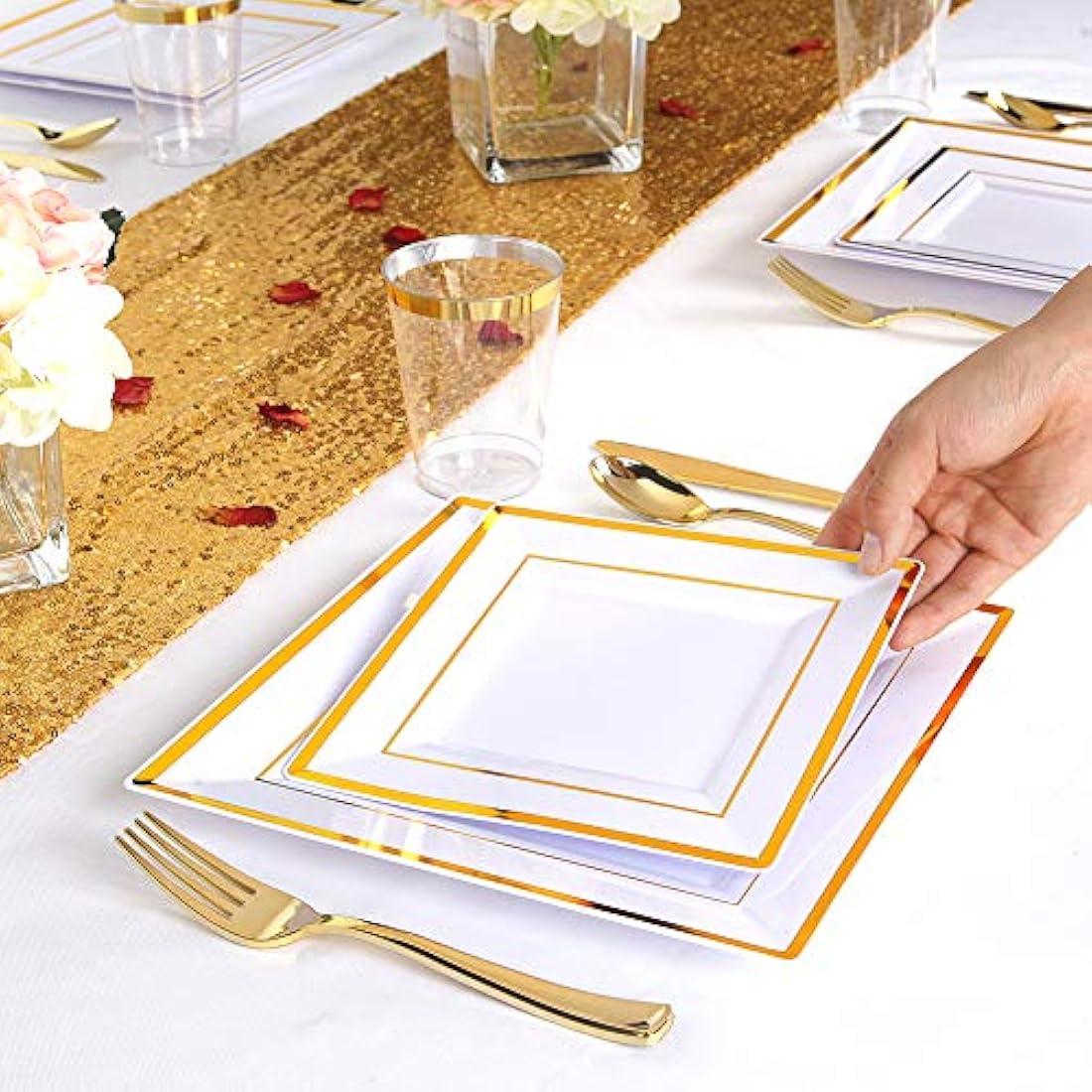 Platos de plástico dorados con cubiertos de plástico