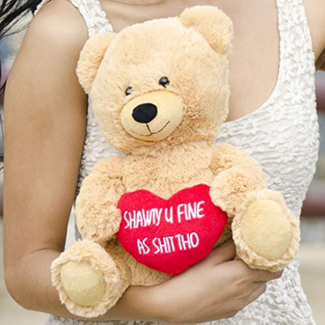 Peluche de oso color marrón con corazón rojo.Hollabears