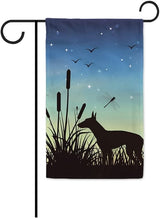 Bandera de Jardín Nocturna con Perro Ibizan Hound y Libélula