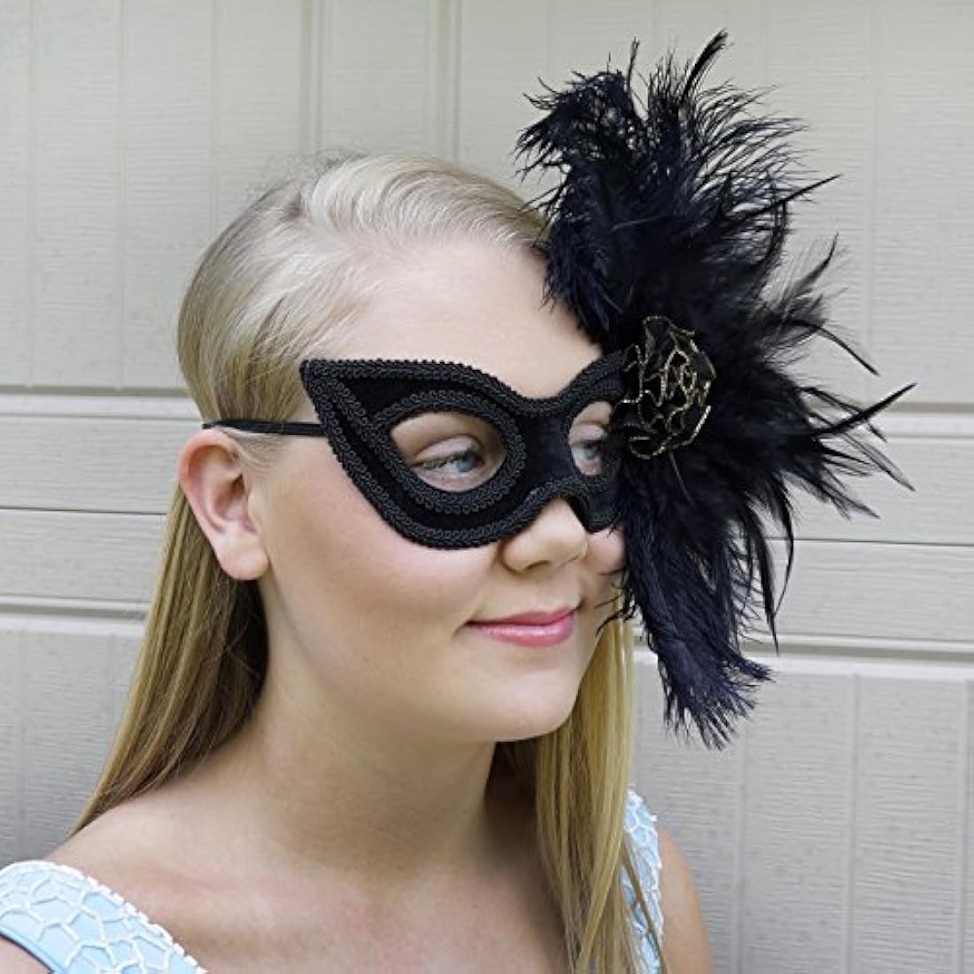 Máscara w/plumas de avestruz de terciopelo, color negro