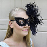 Máscara w/plumas de avestruz de terciopelo, color negro