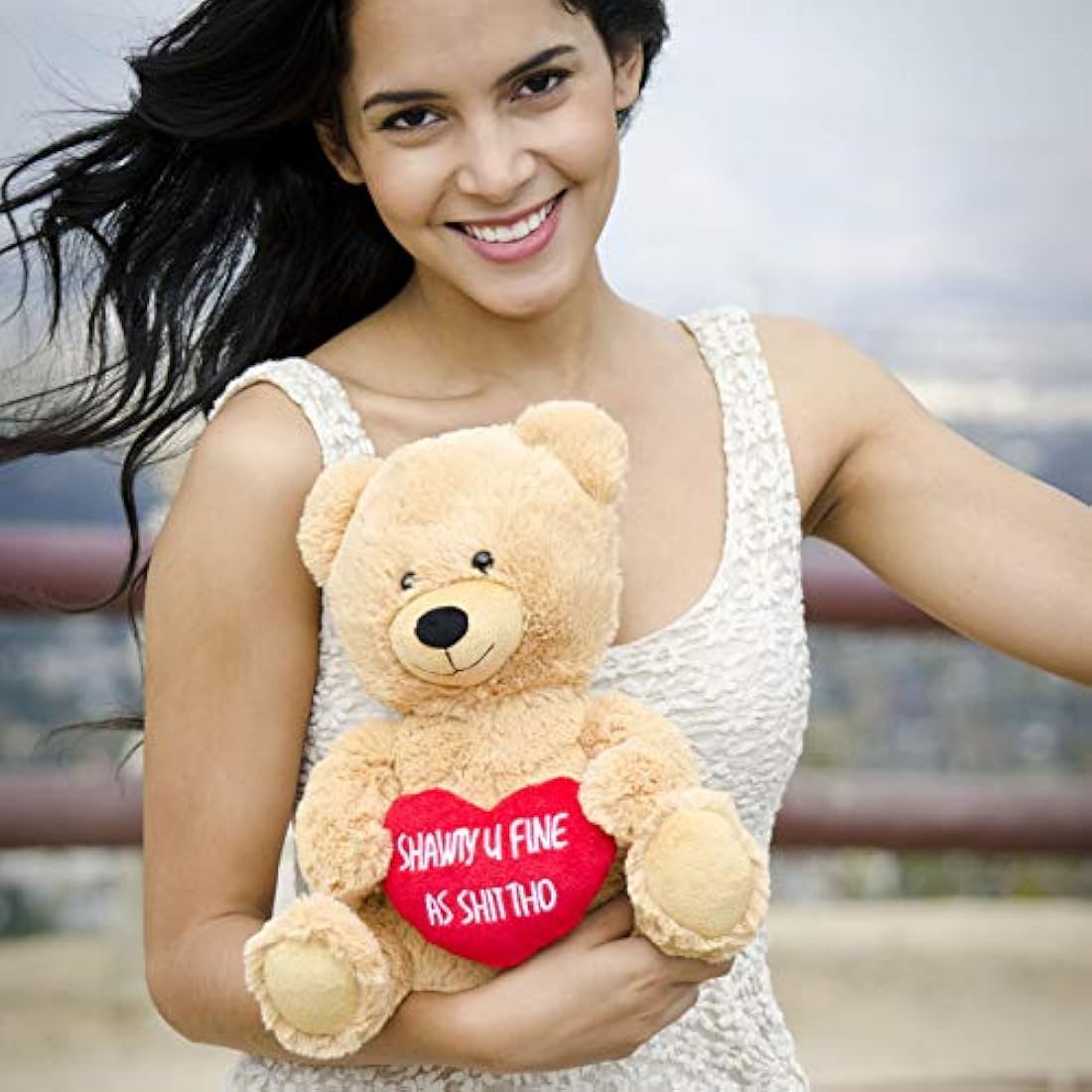 Peluche de oso color marrón con corazón rojo.Hollabears