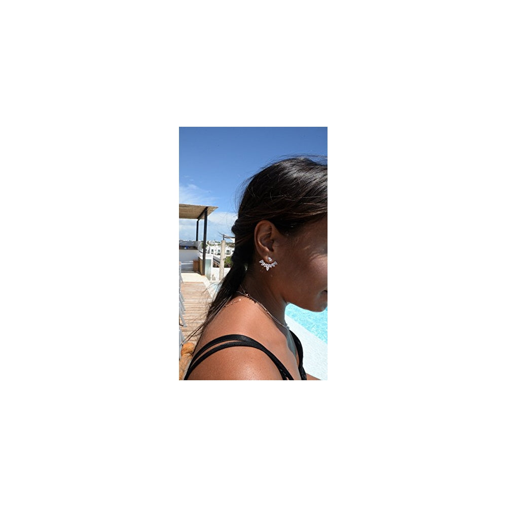Aretes de oro blanco con circonita cúbica y diseño de flores