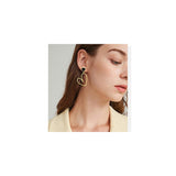 Aretes colgantes chapados en oro con forma de corazón
