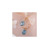 Aretes chapados en oro con dijes con forma de lágrima