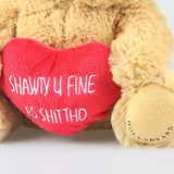 Peluche de oso color marrón con corazón rojo.Hollabears