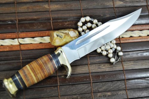 Cuchillo Bowie de caza hecho a mano de acero