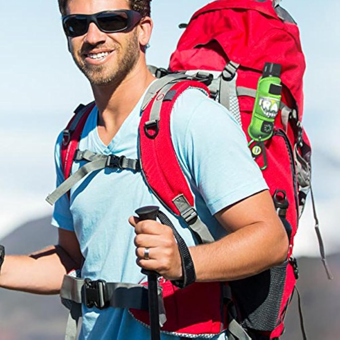 Spray de pimienta Trail Saver para senderismo, camping y frontersman – Resistencia de grado policial, repelente y disuasivo para perros y animales salvajes – Paquete de seguridad con brújula, luz LED, silbato de seguridad y mosquetón.