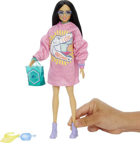 Barbie Pack de Ropa para Muñeca, Inspirado en Jurassic World, Con 8 Accesorios