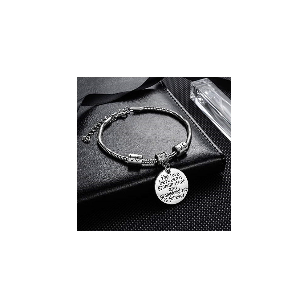 Pulseras y tobilleras con la frase “Love between”