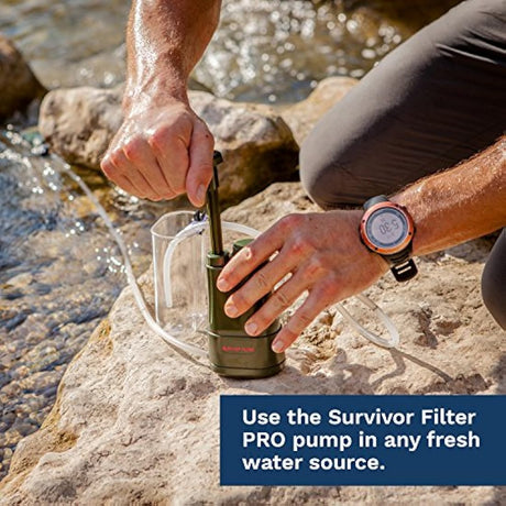 Survivor Filter PRO bomba purificadora de agua de 0.01  que se pueden limpiar y un filtro de carbono de repuesto. También incluye un vaso acoplable, mangueras extendidas, abrazadera y un estuche de transporte gratuito