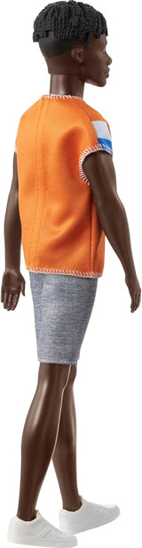 Barbie Fashionistas Ken Muñeco con pelo rizado y ropa deportiva