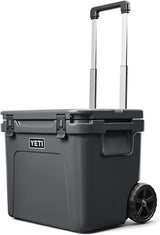 YETI Roadie 60 - Hielera con ruedas y mango retráctil de periscopio