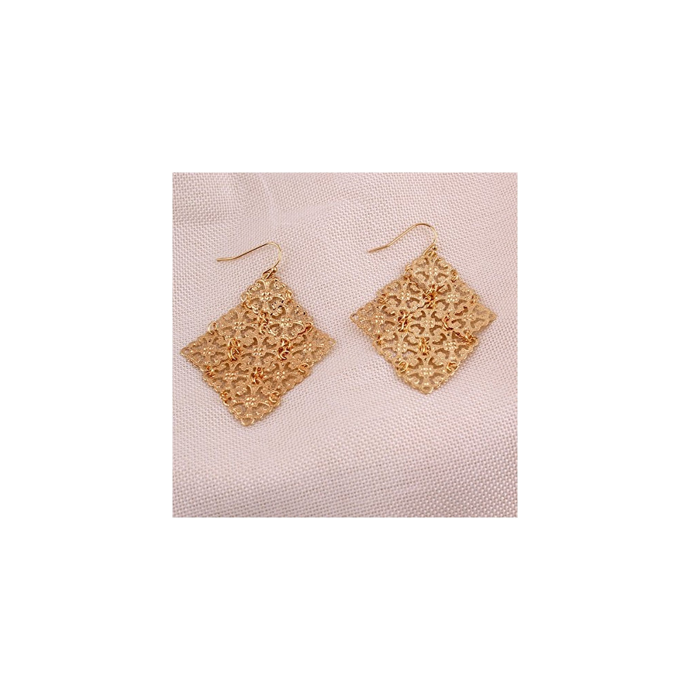 Aretes colgantes hechos a mano de color dorado para mujeres